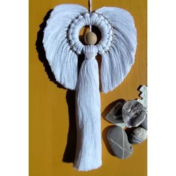 Bílý anděl s růženínem (Dodává andělovi sílu bezpodmínečné lásky, harmonie a klidu. Originální ručně vyrobená závěsná dekorace, 30 cm výška)