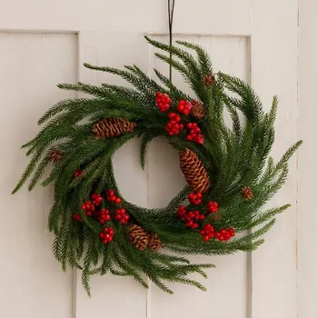 Vánoční dekorace HOMLA Modřínový věnec s červenými doplňky 35 cm