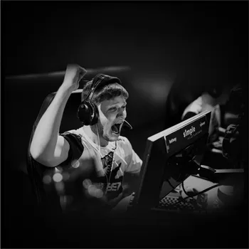 Gamepad Logitech G 910-006785 myš Hraní Pro praváky RF bezdrátový Optický 25600 DPI