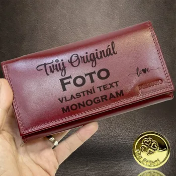 Peněženka Dámská červená kožená peněženka s gravírováním – monogram, text i fotografie Vyberte variantu: + MONOGRAM | zdarma | + Akce - zlatá mince Pro štěstí ZDARMA