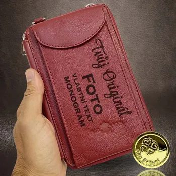 Peněženka Praktická, kožená. Červená kožená peněženka a crossbody taška v jednom. Navíc monogram a text Vyberte variantu: + MONOGRAM | zdarma | + Akce - zlatá mince Pro štěstí ZDARMA