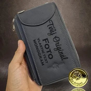 Peněženka Kombinace praktičnosti. Šedá kožená peněženka a crossbody taška v jednom. Navíc monogram a text Vyberte variantu: bez jakékoliv úpravy + Akce - zlatá mince Pro štěstí ZDARMA