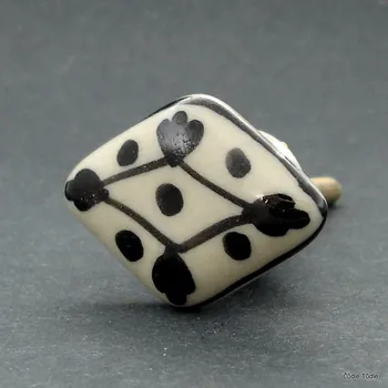 Nábytkové kování Nábytková úchytka karo krémová 3,5 x 2,5 cm - knopka