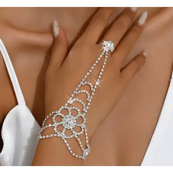 Náramek B-TOP Náramek s prstenem zdobený krystaly s květinovým motivem Druh barvy: Stříbrná