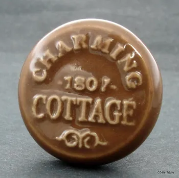 Nábytkové kování Nábytková úchytka hnědá s reliéfní kresbou 4,2cm - knopka