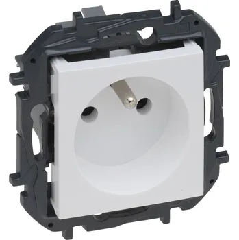 spínač Legrand 863133B NILOE S.ZÁSUVKA 2P+T CL.BÍLÁ