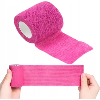 Elastická kohezivní bandáž na krk a tetovací strojek na prsty na tetování