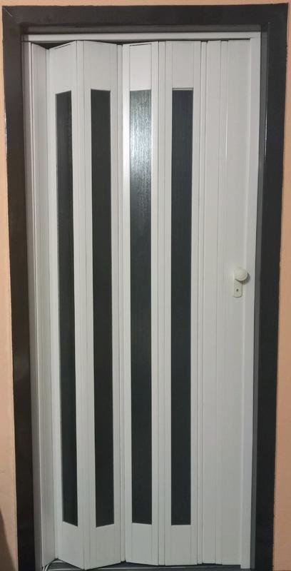 Hnědé shrnovací dveře prosklené BX10G ořech, 71 x 203 cm, skladem