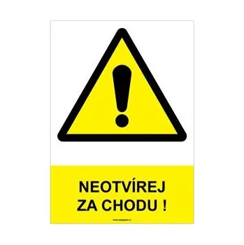 NEOTVÍREJ ZA CHODU ! - bezpečnostní tabulka, plast A4, 0,5 mm