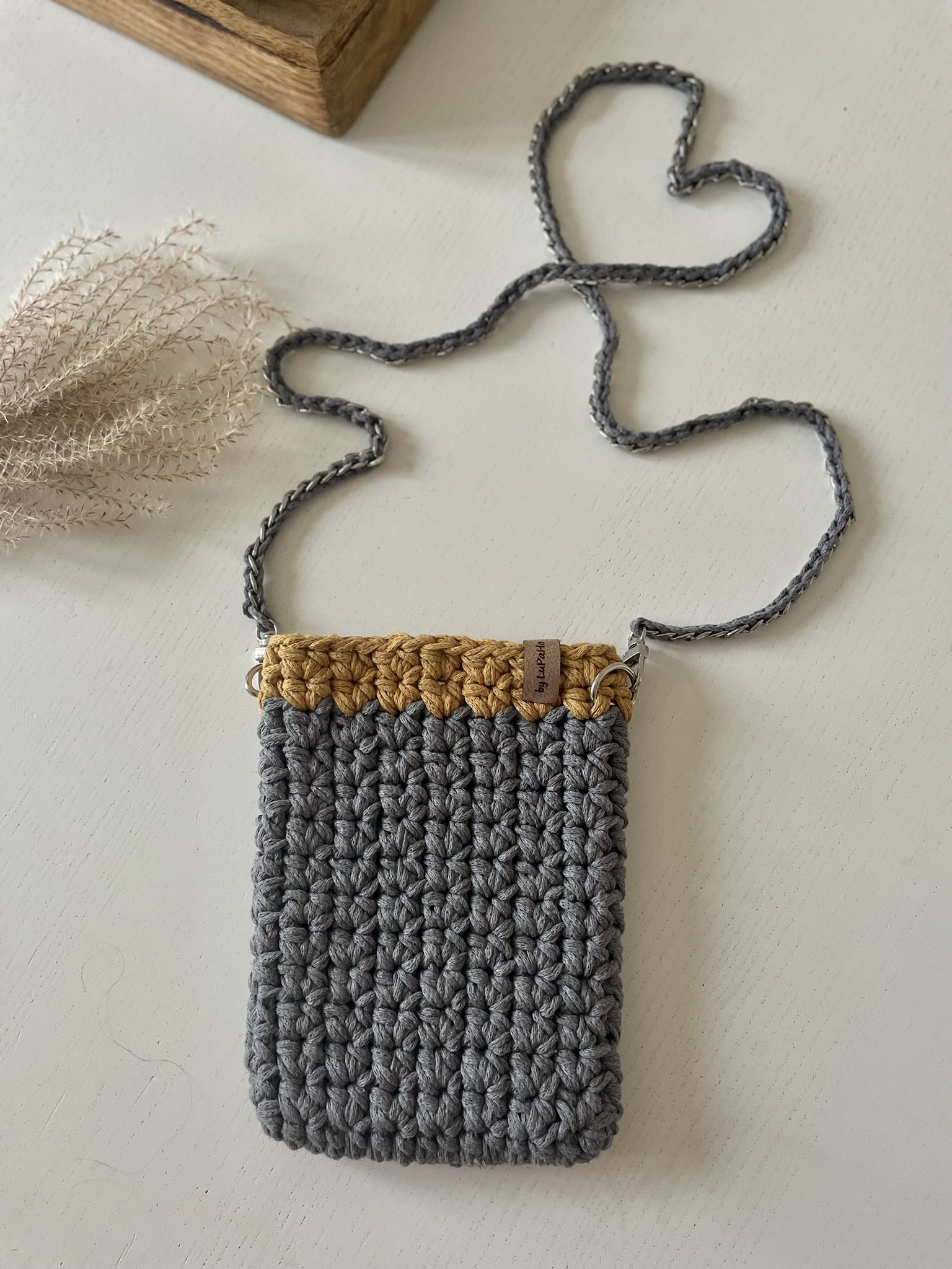 LuPaHo Háčkovaná Mini kabelka na telefon Barva tenká příze: 774 tmavě šedá, Popruh Aura: řetízek stříbrný