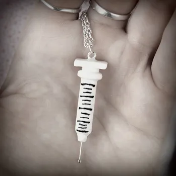 Náhrdelník CircusMind Řetízek s přívěskem injekční stříkačka Halloween