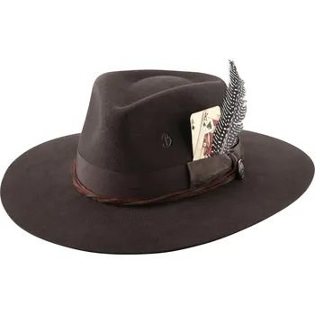 Klobouk Pánský vlněný klobouk UNCONDITIONAL – čokoládově hnědý, ručně zdobený s kartami a peřím Velikost: 61 cm (XL)