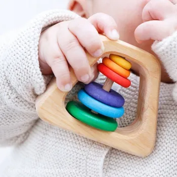 Dřevěné chrastítko pyramida 0+ Grimm's