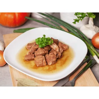 Konzervované maso DOVAST Telecí kostky 435 g Velikost: 2–3 porcové (435g)