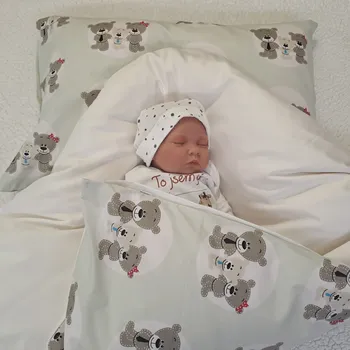 Zavinovačka Pro útulný domov Péřová zavinovačka Medvědí rodinka Sada 4v1 TYP zavinovačky: KLASIK, ROZMĚR zavinovačky a polštářku: 70 x 70 cm + 40 x 60 cm