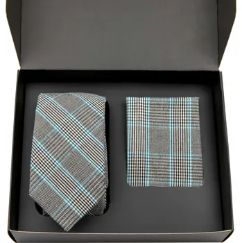 Kravata Pánská kravata šedá s kostkovaným vzorem + kapesníček šedý s modrým kostkovaným vzorem