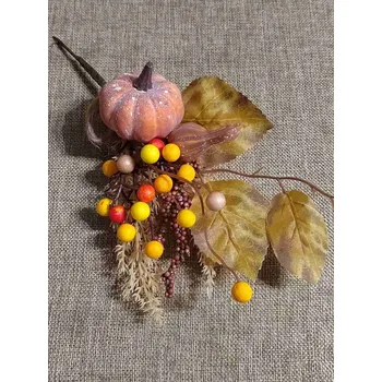 Dekorační větvička s hnědou dýní a listy