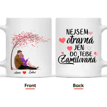 Hrnek - Objímající se pár 2. verze - Nejsem otravná jen do tebe ZAMILOVANÁ Černá