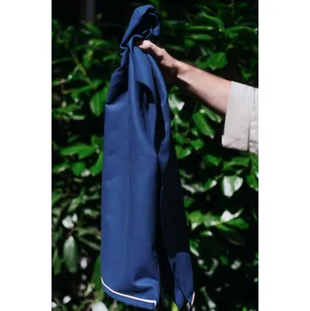 Ručník Tmavě modrý rychleschnoucí ručník a osuška se zlatým saténem Rozměry: ručník 50x95 cm Rychleschnoucí ručník a osuška