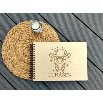 Fotoalbum Dětské dřevěné fotoalbum se jménem na přání Kosmonaut - D-decor