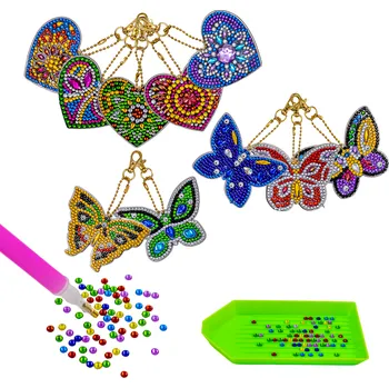 Diamantové malování Diamantové malování – klíčenky ve tvaru srdíček a motýlů