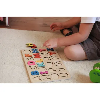 Dřevěná hračka Goki Puzzle abeceda – didaktická dřevěná hračka