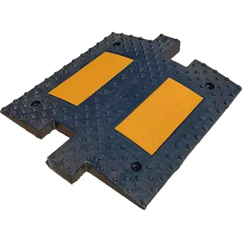 Dopravní zařízení Černo-žlutý plastový průběžný zpomalovací práh SB70 - délka 50 cm, šířka 50 cm, výška 5 cm