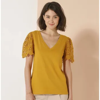 Tričko s výstřihem do V a macramé rukávy šafránová 38/40