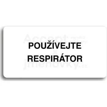 Informační tabulka Bílý piktogram "POUŽÍVEJTE RESPIRÁTOR" s černým textem bez rámečku&nbsp;-