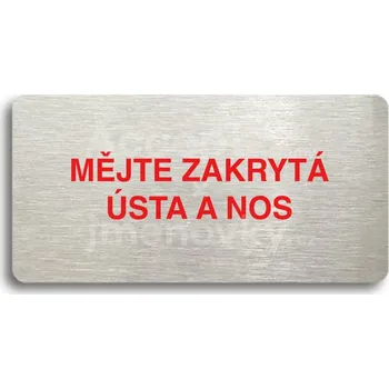 Informační tabulka Stříbrný&nbsp;piktogram "MĚJTE ZAKRYTÁ ÚSTA A NOS" s červeným textem bez rámečku&nbsp;-