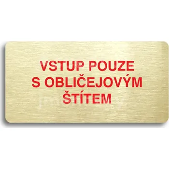Informační tabulka Zlatý&nbsp;piktogram "VSTUP POUZE S OBLIČEJOVÝM ŠTÍTEM" s červeným textem bez rámečku&nbsp;-