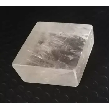 Kalcit broušený – průhledný minerál AA kvality 140 g, dekorativní a léčivý kámen