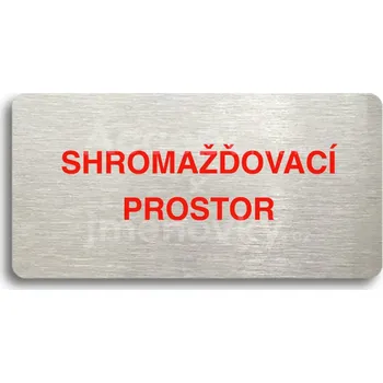 Informační tabulka Stříbrný&nbsp;piktogram "SHROMAŽĎOVACÍ PROSTOR" s červeným textem bez rámečku&nbsp;-