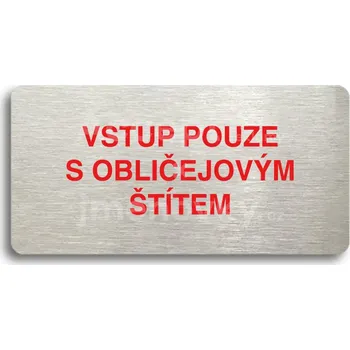 Informační tabulka Stříbrný&nbsp;piktogram "VSTUP POUZE S OBLIČEJOVÝM ŠTÍTEM" s červeným textem bez rámečku&nbsp;-