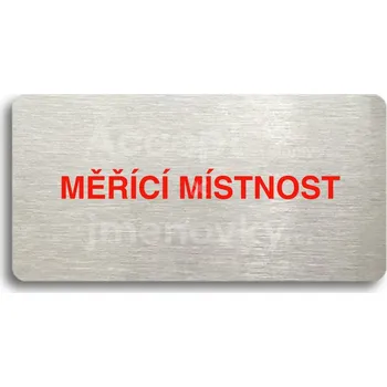 Informační tabulka Stříbrný&nbsp;piktogram "MĚŘÍCÍ MÍSTNOST" s červeným textem bez rámečku&nbsp;-