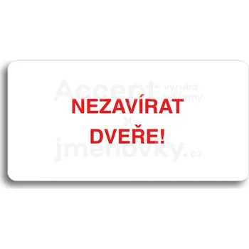 Informační tabulka Bílý piktogram "NEZAVÍRAT DVEŘE" s červeným textem bez rámečku&nbsp;-