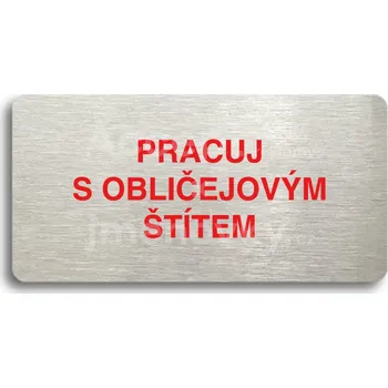 Informační tabulka Stříbrný piktogram "PRACUJ S OBLIČEJOVÝM ŠTÍTEM" s červeným textem bez rámečku -