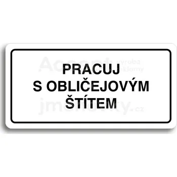 Informační tabulka Bílý piktogram "PRACUJ S OBLIČEJOVÝM ŠTÍTEM" s černým textem a rámečkem&nbsp;-