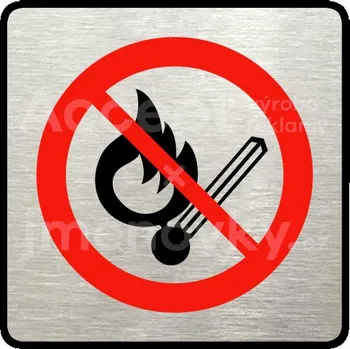 Informační tabulka Stříbrný piktogram "zákaz vstupu s otevřeným plamenem" s červeným textem a rámečkem -