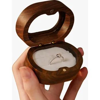 Obraz Krabička s polštářkem na prstýnky hnědá