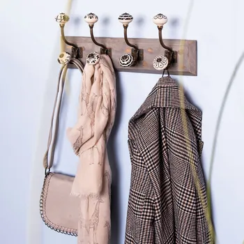 Věšák Dřevěný věšák s barevnými knopkami - 45*10*18 cm