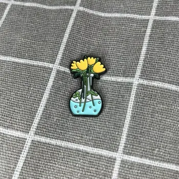 Žluté kytičky ve zkumavce