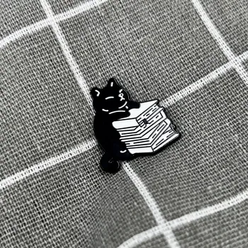 Černá kočička se stohem knih