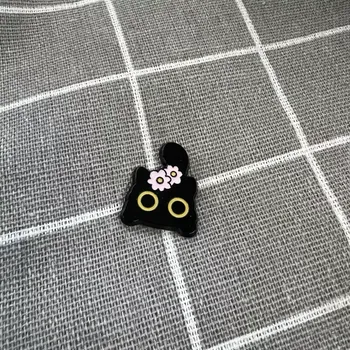 Černá kočička s růžovou kytičkou