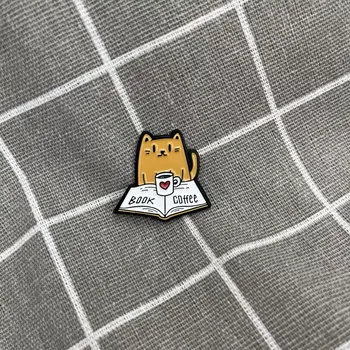 Hnědá kočička s knihou a kafíčkem