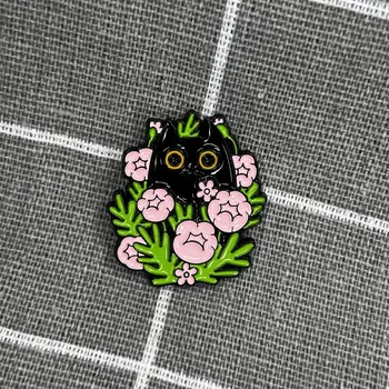 Černá kočka schovaná v pivoňkách