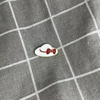 Bílý klobouk s červenou mašlí