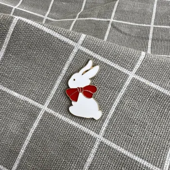 Bílý králíček s červenou mašlí