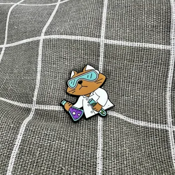 Kočka se zkumavkami v laboratorním plášti