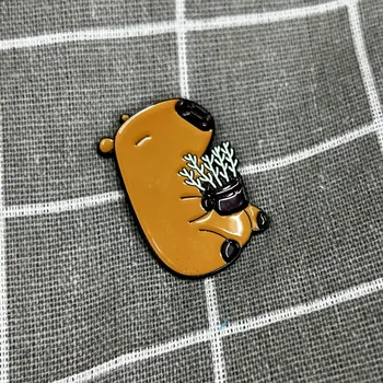 Kapybara s kytičkou v květníčku